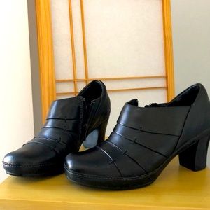 Clark’s Artisan, black women’s shoes